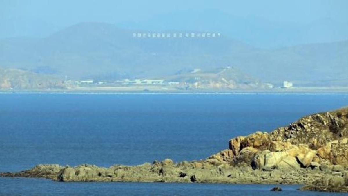Vista de una posición de artillería norcoreana en la costa occidental de la isla surcoreana de Yeonpyeong.