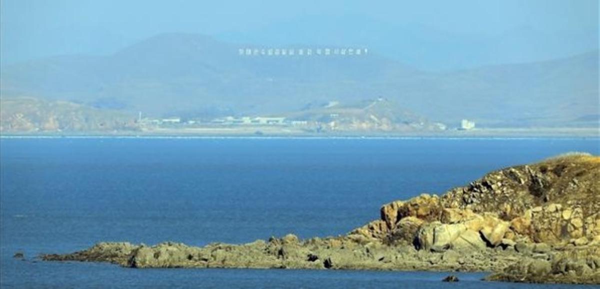 Vista d’una posició d’artilleria nord-coreana a la costa occidental de l’illa sud-coreana de Yeonpyeong.