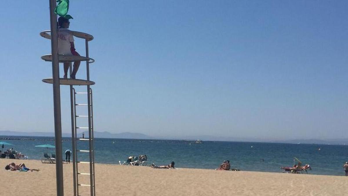 Un puesto de vigilancia de socorristas en Roses.