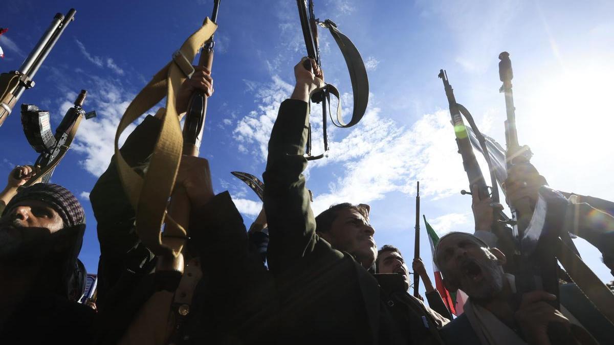 Partidarios hutíes gritan consignas y alzan sus armas durante una manifestación en solidaridad con Irán en Saná, Yemen, el pasado viernes.