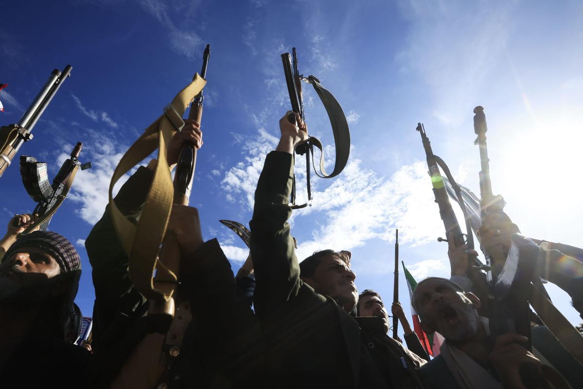 Partidarios hutíes gritan consignas y alzan sus armas durante una manifestación en solidaridad con Irán en Saná, Yemen, el pasado viernes.