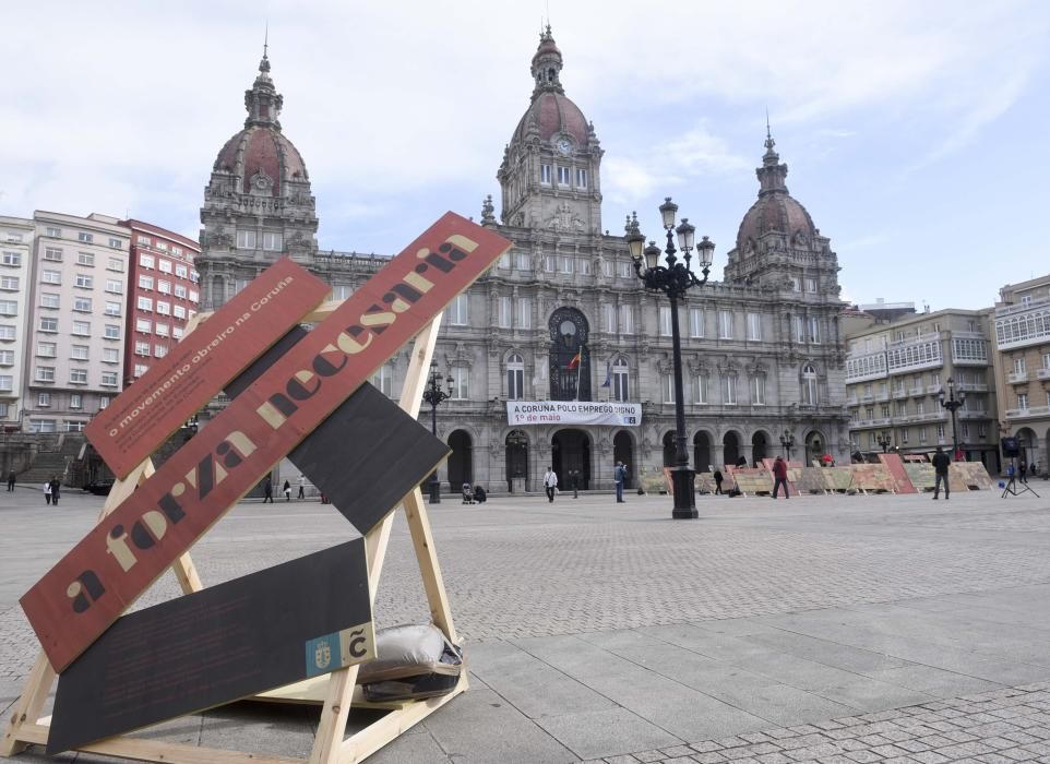 A praza de María Pita conta cunha exposición ao aire libre que recolle máis de cen anos de movemento obreiro na cidade, con lembranzas para as cigarreiras e os 'paseados'.