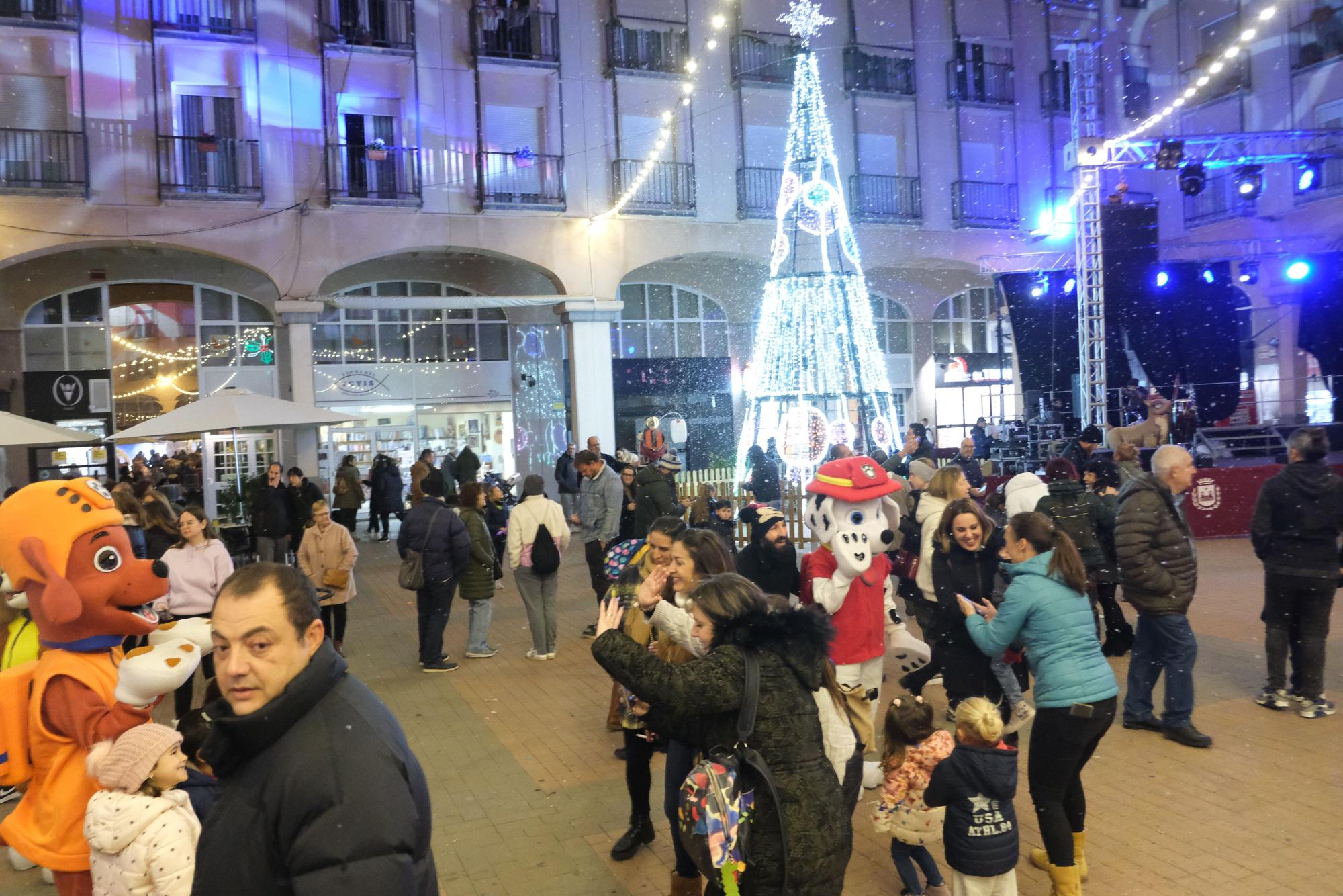 La Navidad llega a Elda con el encendido del alumbrado y la inaguración de su mercadillo navideño