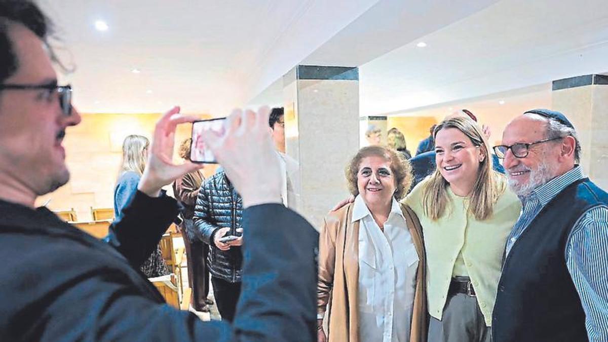 La presidenta del Govern se deja fotografiar con los fieles que asistieron a la ceremonia.
