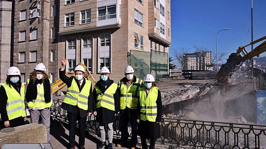 María José Caride, Carmela Silva, Abel Caballero, Regades, Javier Pardo y Elena Espinosa, junto a la máquina de demolición.  | // M.G. BREA