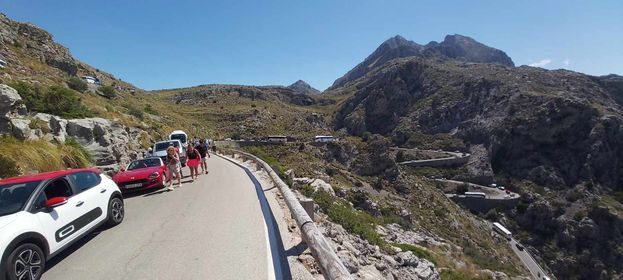 Retenciones kilométricas en sa Calobra por una avería de un bus