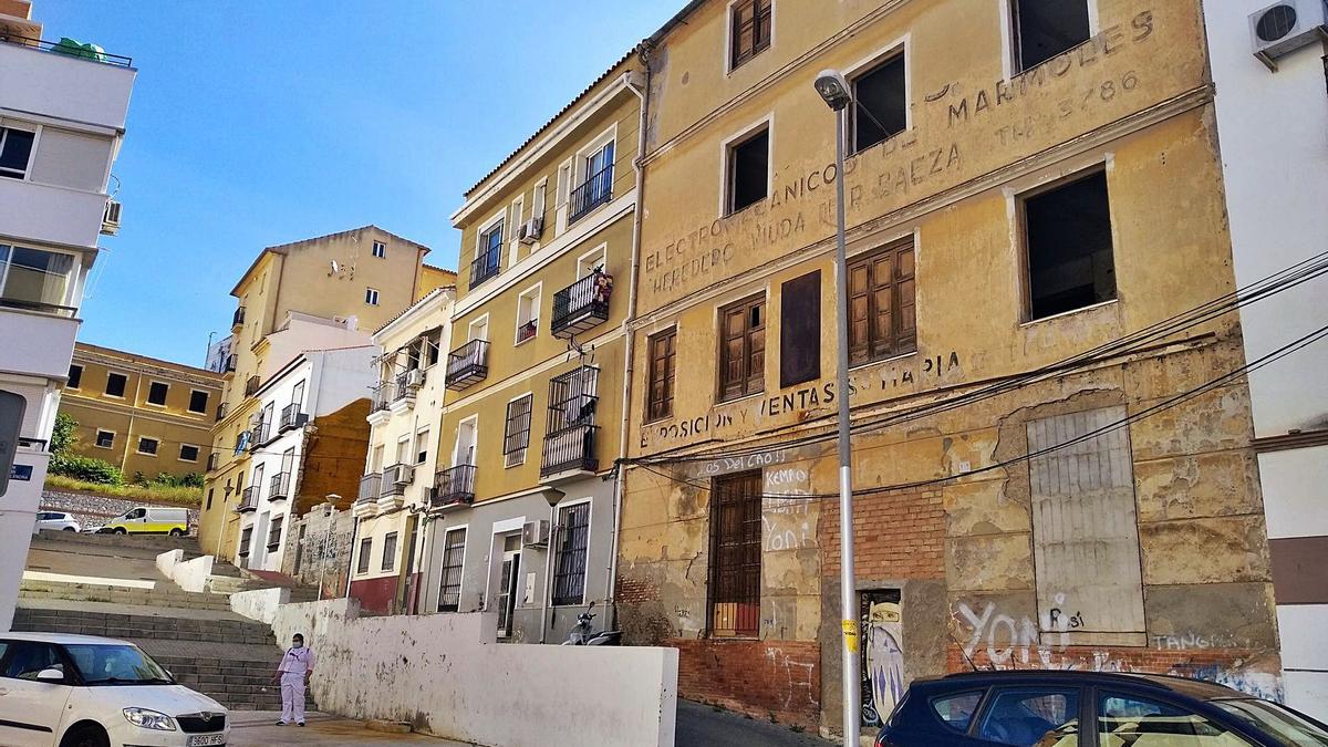 Fachada de los antiguos talleres, con el Cuartel de Capuchinos al fondo.