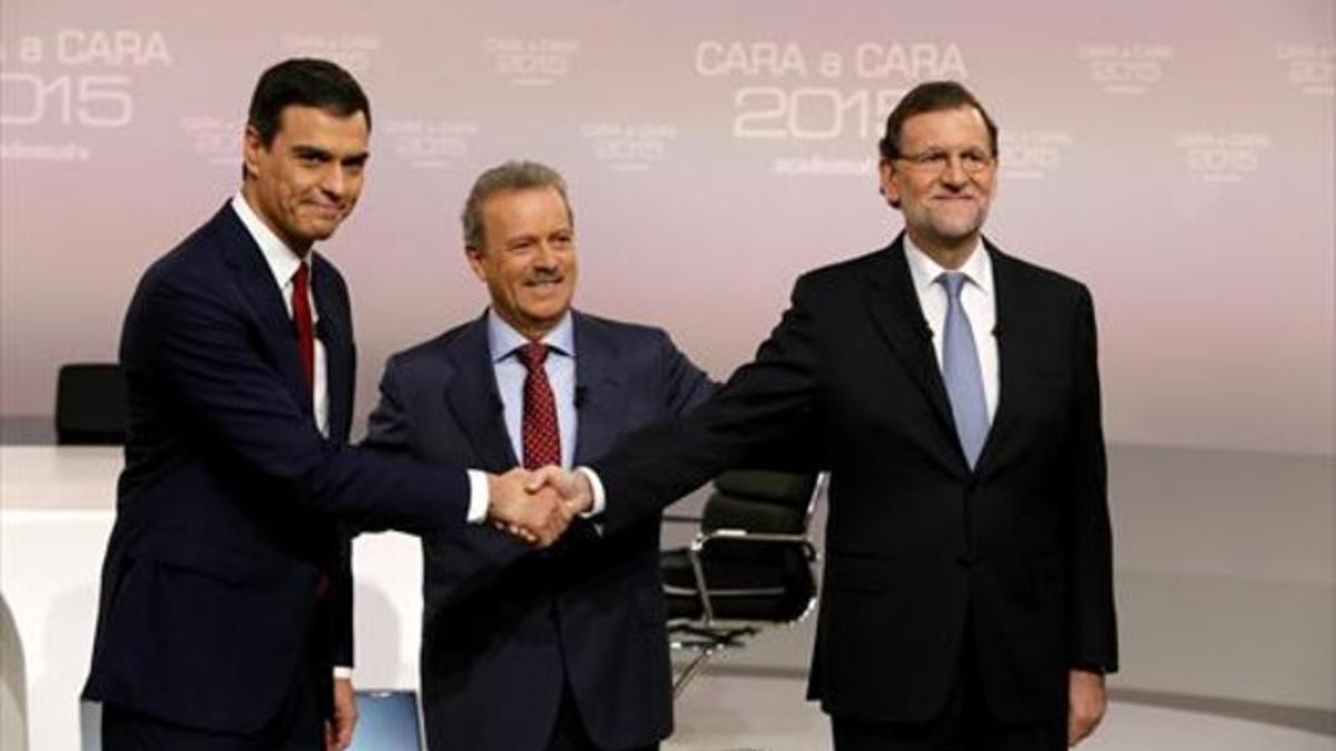Sánchez y Rajoy se saludan en presencia de Campo Vidal, anoche.