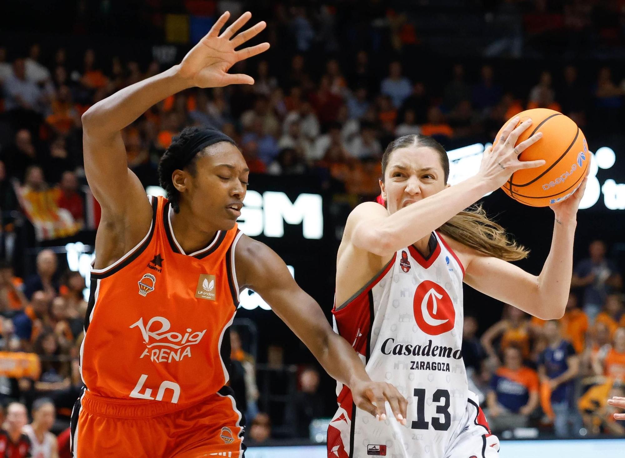 En imágenes | Primer partido de la final entre Valencia Basket y Casademont Zaragoza