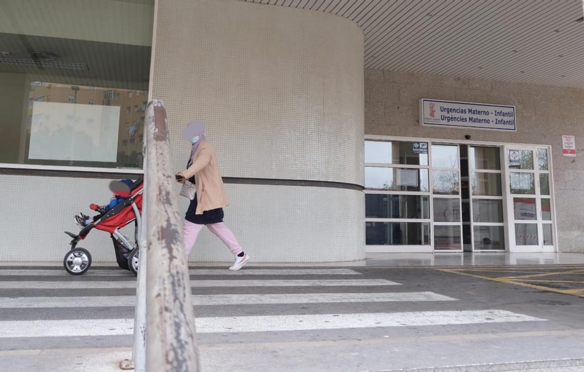 Entrada de Urgencias pediátricas del Hospital de Alicante, hoy