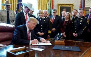 Trump firma su primer veto para salvar su emergencia nacional en la frontera