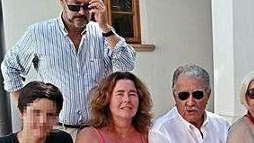 Beatriz Marí junto a su padre y madre y su marido, Jaime Díaz.