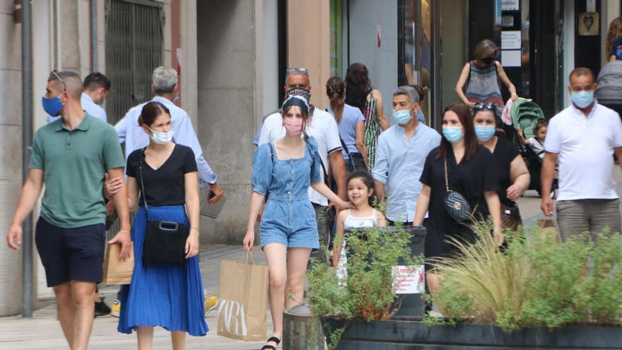 Persones passejant pel carrer Girona de Figueres