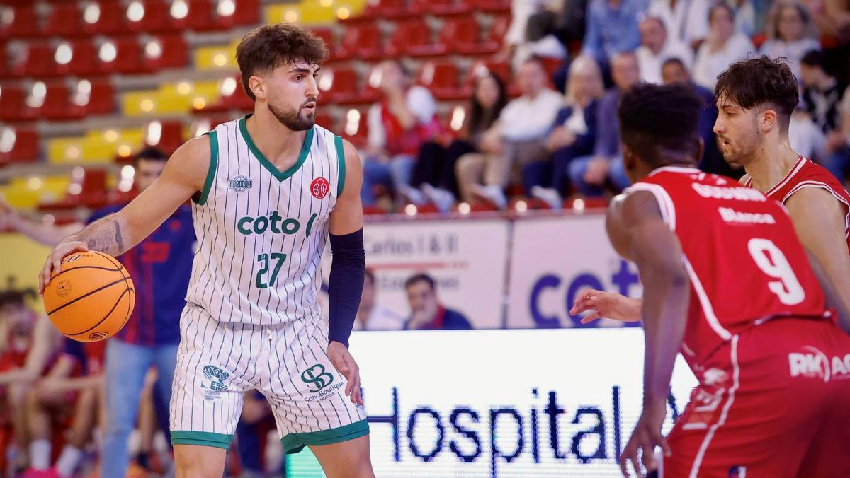 Fernando Bello controla el balón.