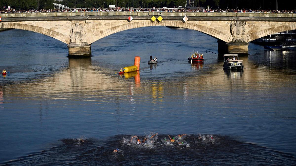 Los participantes en el triatlón mixto nadando por el río el Sena en los Juegos Olímpicos de París 2024