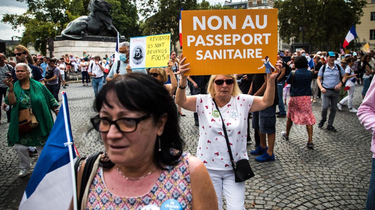 Manifestantes protestan contra la obligatoriedad del pasaporte covid en Francia.