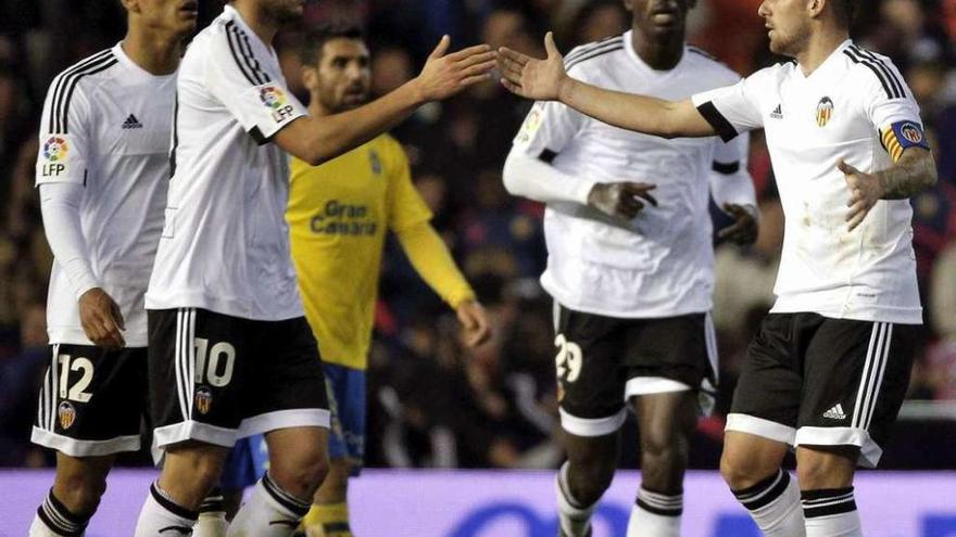 Alcácer celebra con Parejo su gol de ayer ante el Las Palmas.