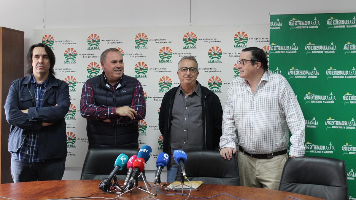 De izquierda a derecha, responsables de la Organización Interprofesional del Tabaco de España (OITAB), Cooperativas Agro-Alimentarias, UPA-UCE y ASAJA Extremadura.