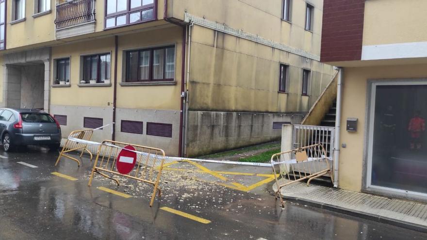 Trozos del revestimiento del edificio caídos en  la calle.   | // EMERXENCIAS LALÍN