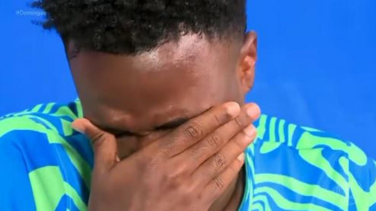 Vinicius rompe a llorar en una entrevista en Brasil