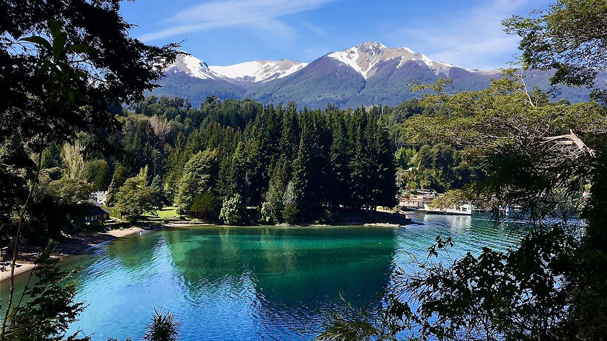 El entorno de Bariloche y el Nahuel Huapi muestra la Patagonia de lagos, bosques andino-patagónicos y montañas.