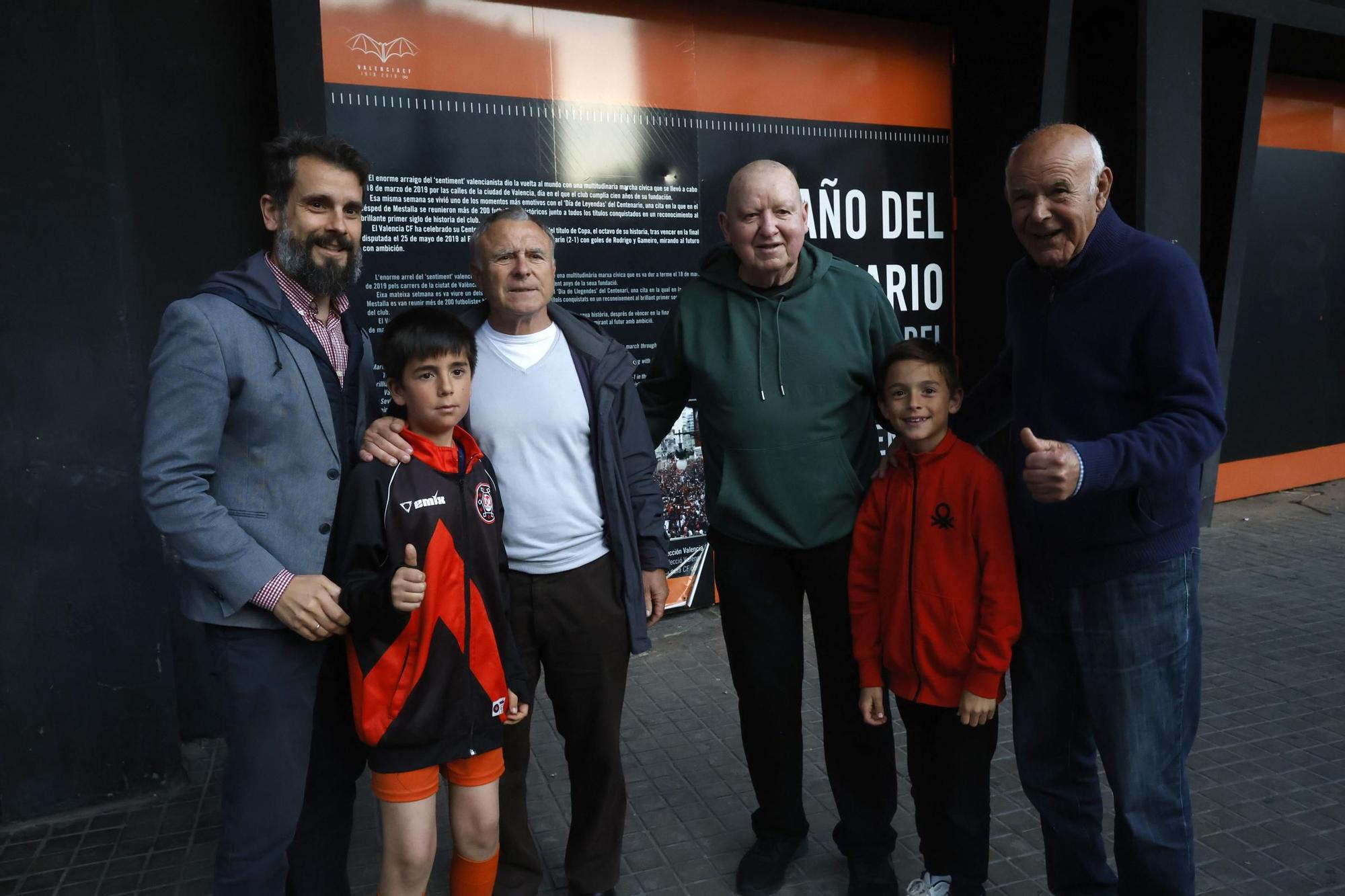 Homenaje al gol de Forment en la puerta de Mestalla