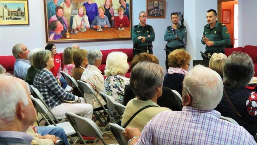 La Guardia Civil presenta a los mayores la aplicación AlertCops