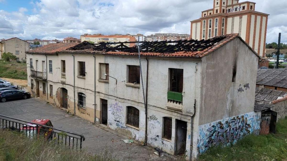 Edificio de la calle Ferrocarril que se derrumbará.
