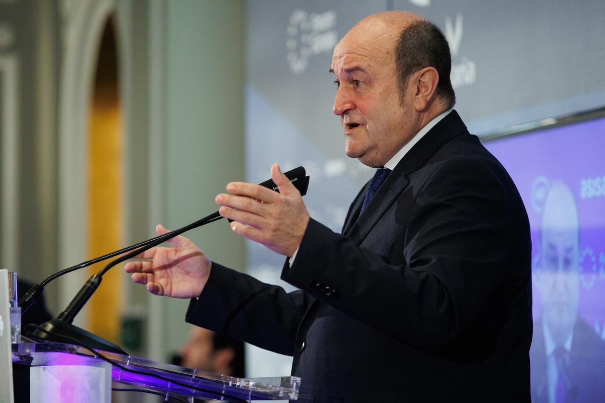El presidente del EBB de EAJ-PNV, Andoni Ortuzar, interviene durante un desayuno informativo.