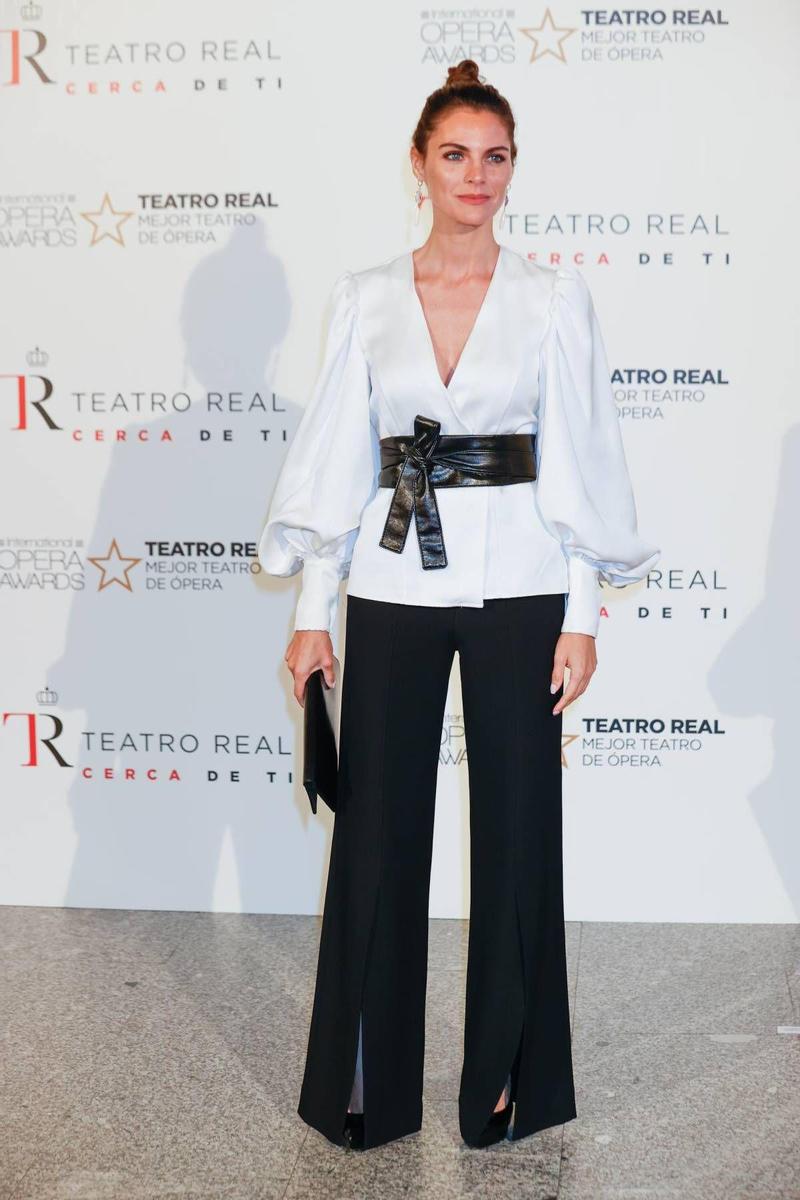 Amaia Salamanca con blusa blanca y pantalón negro con aberturas