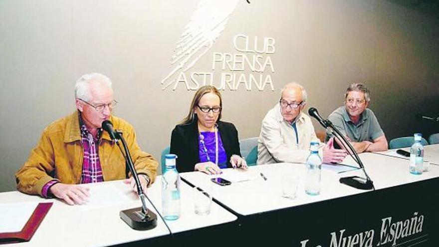 Por la izquierda, Melchor Fernández, la editora Marta Magadán, Alberto Polledo y Pepe Monteserín.