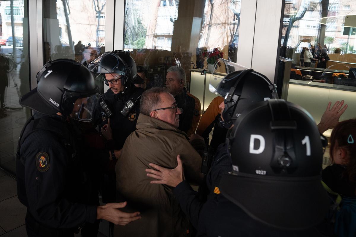 Una protesta de funcionarios de prisiones ante la Conselleria de Justícia deriva en cargas policiales