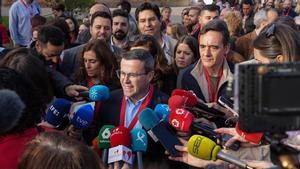Miguel Ángel Gallardo atiende a los medios a la entrada del Congreso Federal, en Sevilla.