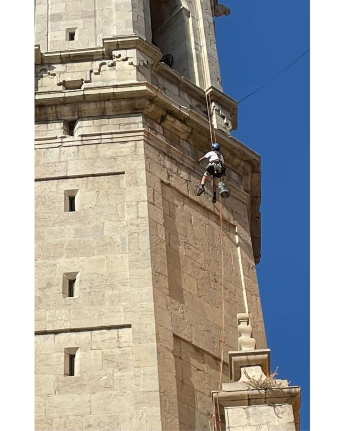 Rápel por tareas de limpieza en el exterior de la Arxiprestal.