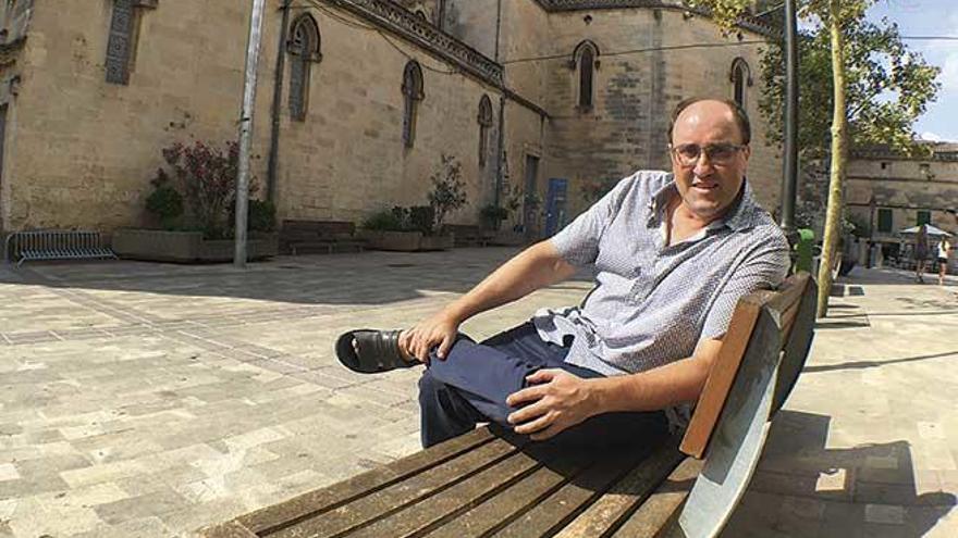 Rafel Perelló posando hace unos días en la Plaza del Palau de Manacor.