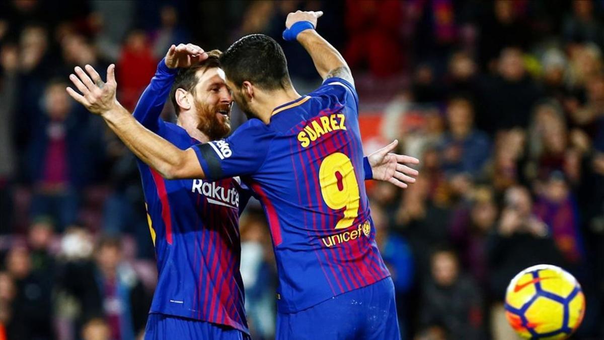 Luis Suárez y Messi celebran el primer gol