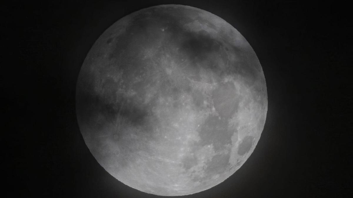 Vista de la luna durante el eclipse desde Andratx (Mallorca), donde casi no se ha podido ver debido a las nubes y al abundante polvo en suspensión