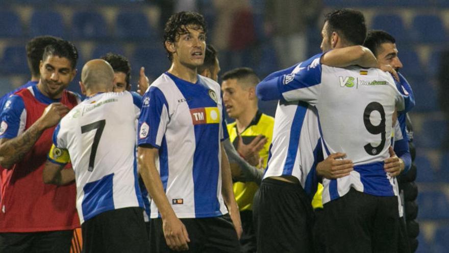 Fran Miranda y Benja, en primer término, celebran un gol.