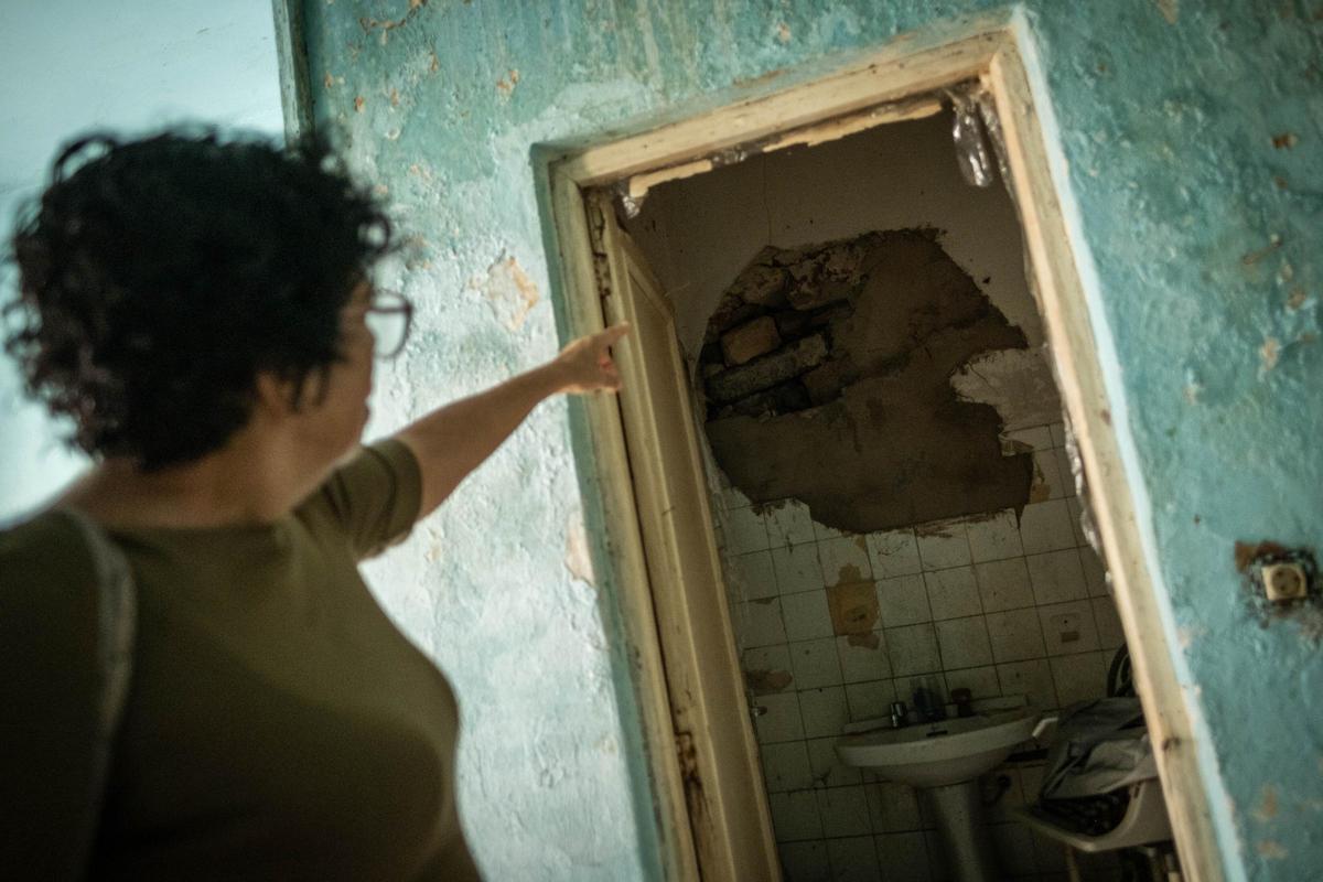 Un agujero que realizaron los usurpadores en el baño