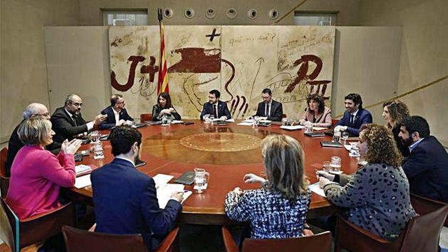 En absència de Torra, el vicepresident Pere Aragonès (al centre, en segon terme) va presidir ahir el Consell Executiu.