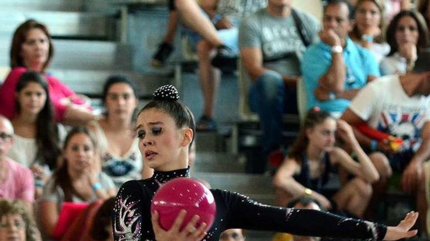 Zoe Santos en su ejercicio de ayer con la pelota. // Rafa Vázquez.