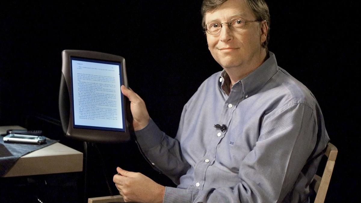 Bill Gates muestra el primer 'tablet' que lanzó Microsoft en el 2000 con pantalla táctil.
