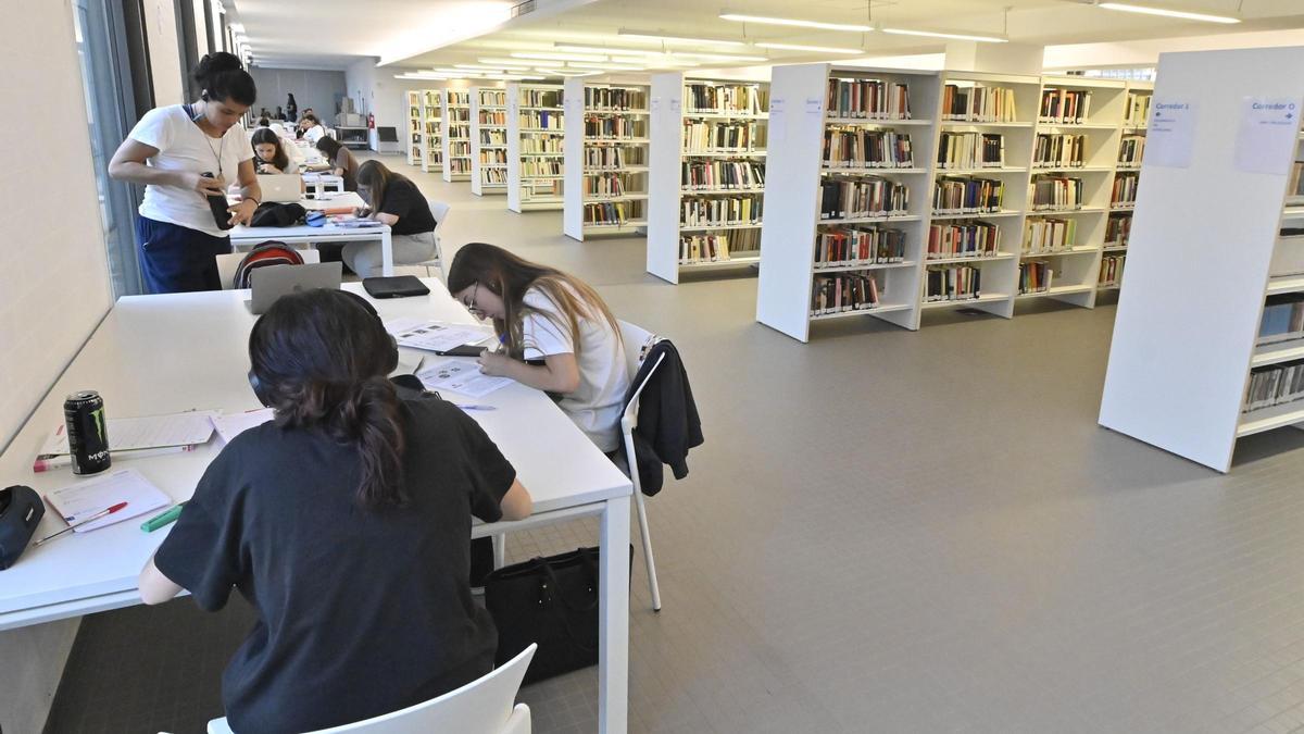 El espacio para estudio existente en la BUC resulta insuficiente durante los periodos de exámenes universitarios.