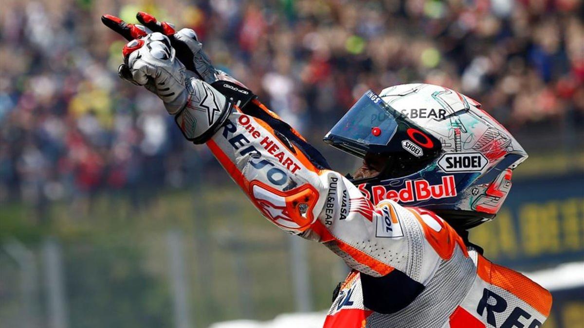 Márquez celebrando la victoria en Montmeló