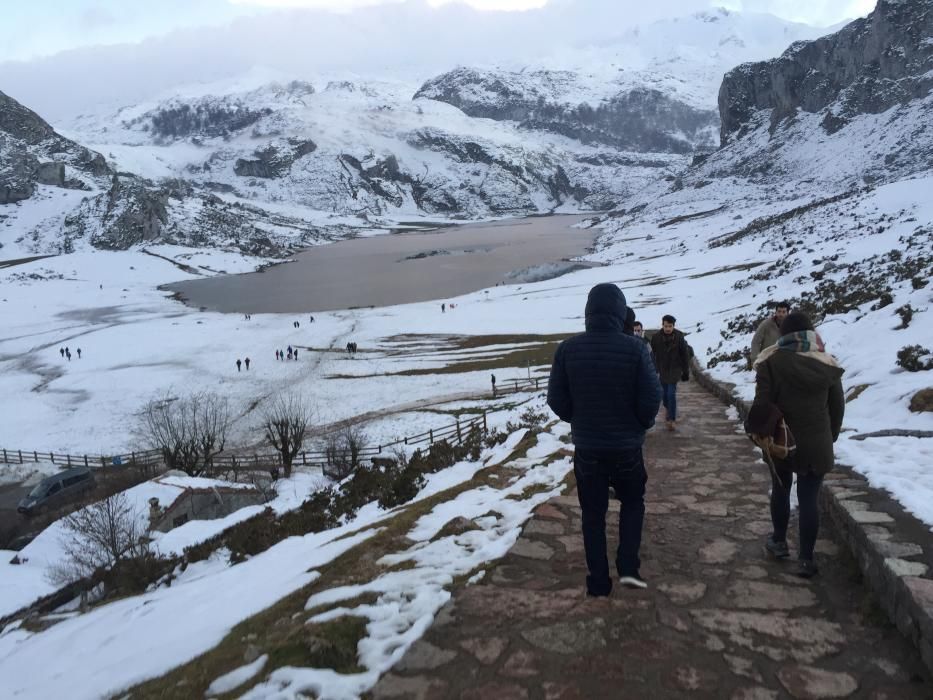 Turistas caminando sobre el lago Ercina