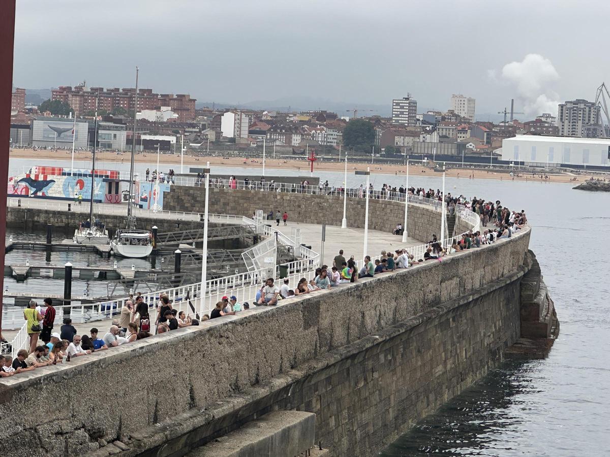 Gijón vive el eclipse entre reencuentros y la ilusión de “sentir” el fenómeno