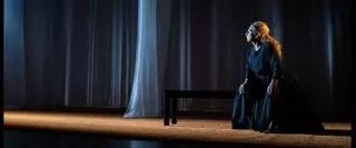 Lolita embruja en el teatro Palacio Valdés de Avilés como Poncia