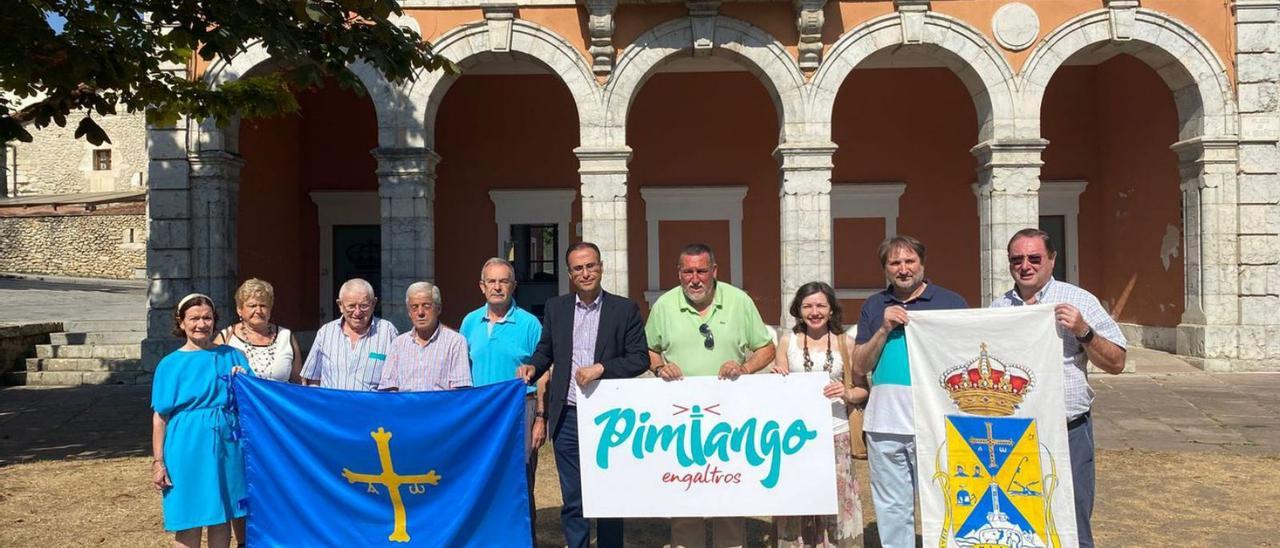 Miembros de la Asociación Comandefe de Pimiango, junto al alcalde de Ribadedeva, Jesús Bordás, ayer, en Colombres. | R. M. V.