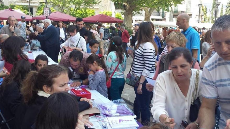 Las pulseras se entregarán cada sábado en mesas informativas en la plaza Constitució.