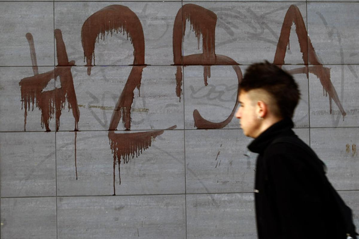 Un jove, a la cua d’una oficina d’ocupació a Madrid.